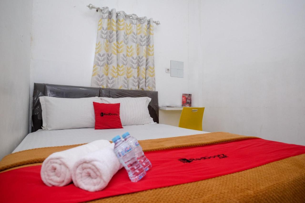 Hotel Reddoorz Near Politeknik Manado Esterno foto