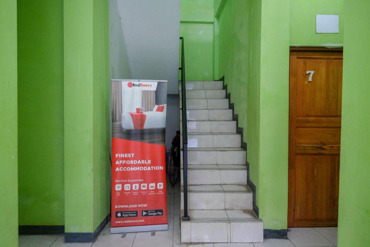 Hotel Reddoorz Near Politeknik Manado Esterno foto